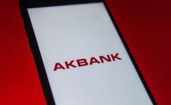 Akbank’tan 100 bin TL dijital kredi fırsatı: Cebinde Akbank kartı olanlar hemen alabiliyor